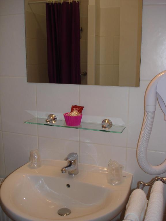Hotel Du Cheval Blanc Saint-Pol-de-Léon Extérieur photo