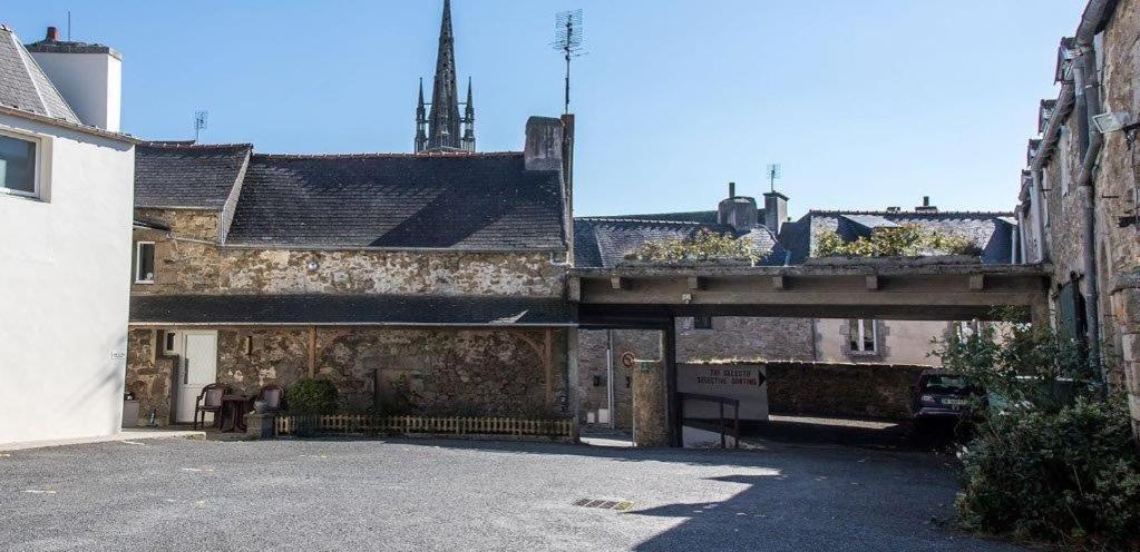 Hotel Du Cheval Blanc Saint-Pol-de-Léon Extérieur photo