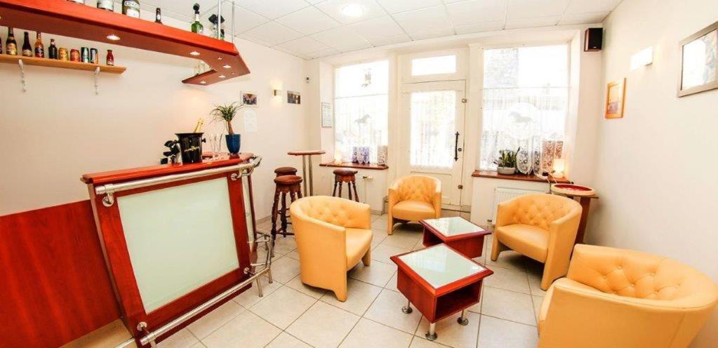 Hotel Du Cheval Blanc Saint-Pol-de-Léon Extérieur photo